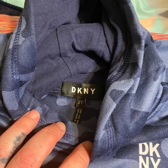 Toddler boy DKNY joggers and hoodie matching set - Picture 6 of 6